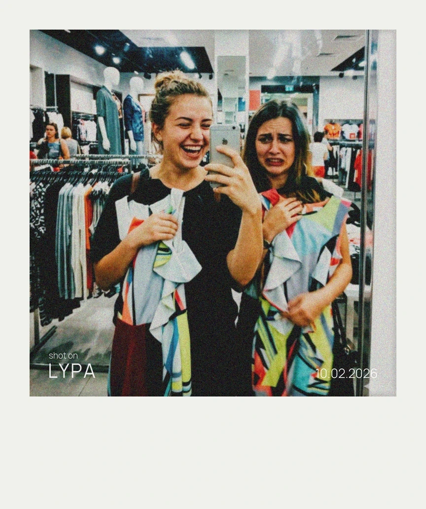 Друзі веселяться в магазині, знято в LYPA